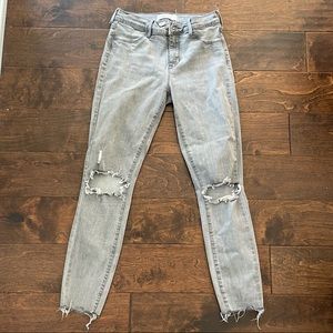 Frame ankle grey jegging with rip in the knee